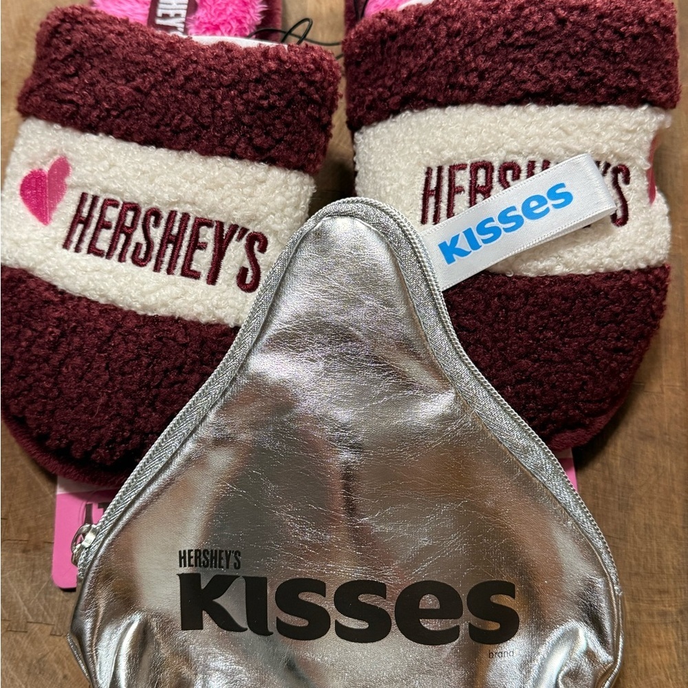 Hershey's Maroon and White Slippers Sz 2/3 with Silver Kiss Shaped Pouch - Picture 5 of 7